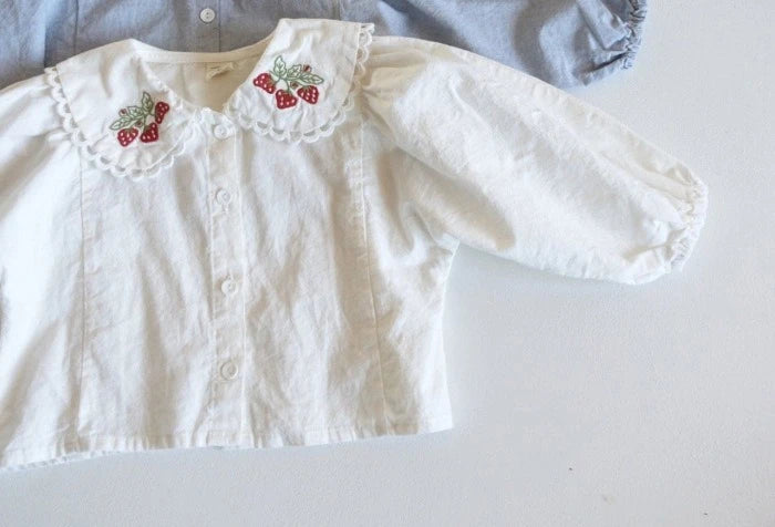 Blusa Infantil para Niña – Manga Larga con Cuello Camisero y Bordado de Fresas