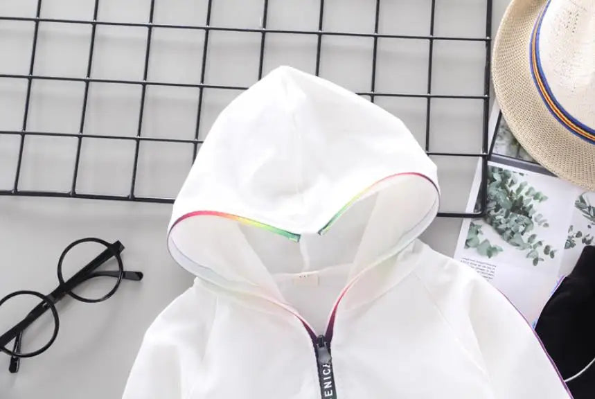 Conjunto Deportivo "Rainbow Adventure" – Estilo y Comodidad para Niños