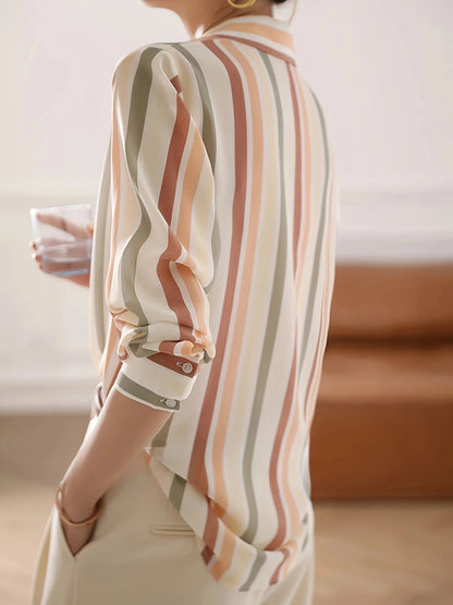 ✨ Camisa Satinada a Rayas Vintage – Elegancia y Estilo para la Mujer Contemporánea ✨
