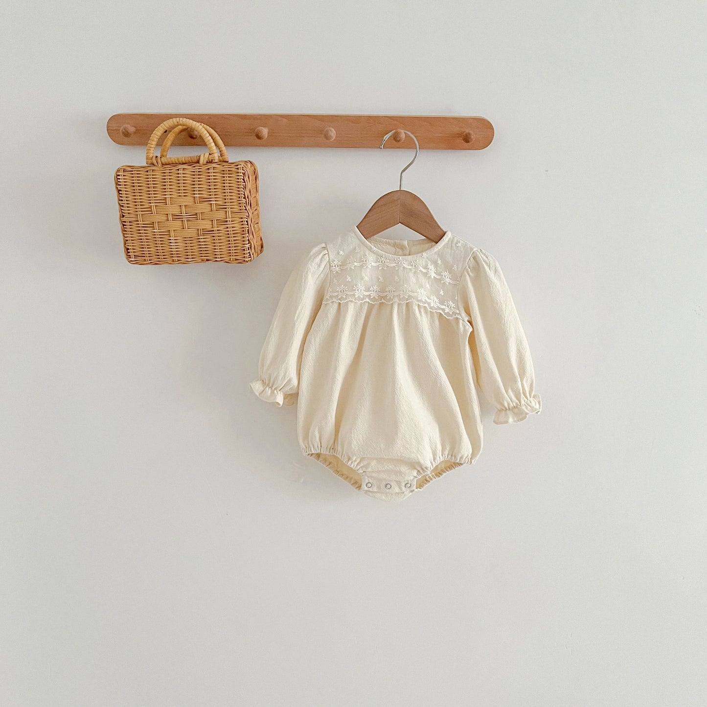 Enterizo para Bebé Niña con Cuello de Encaje – Mono de Algodón de Manga Larga para Primavera y Otoño