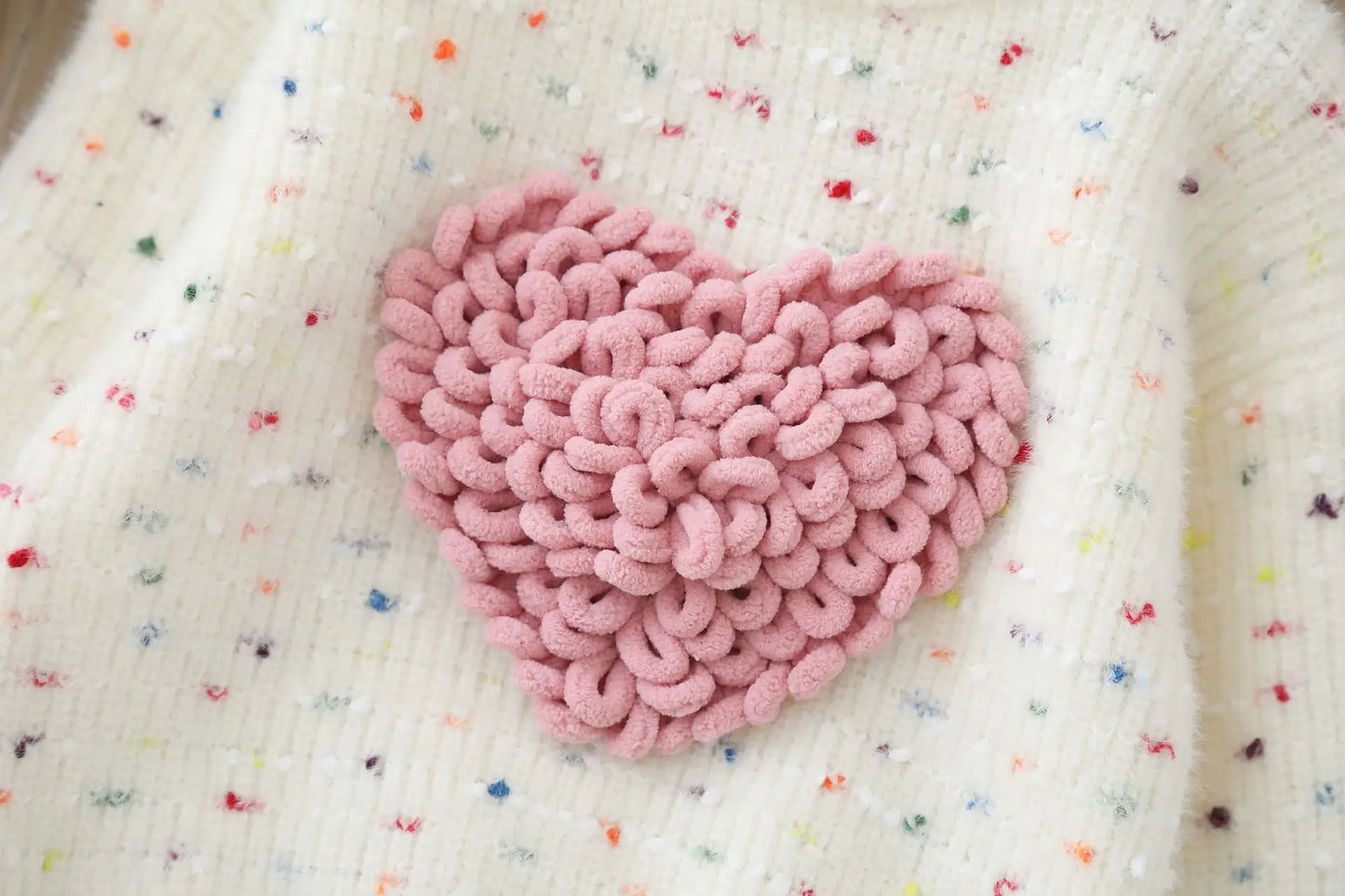 Suéter Infantil para Niña con Estampado de Corazón – Tejido Cálido de Manga Larga