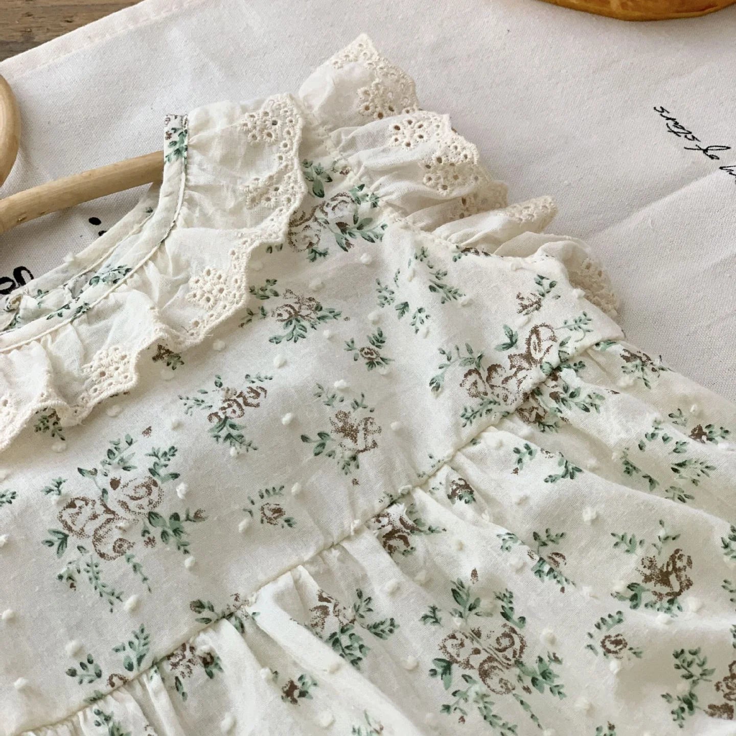 ⭐ Body Floral para Bebé Niña con Volantes y Mangas Tipo Ala + Gorrito de Regalo