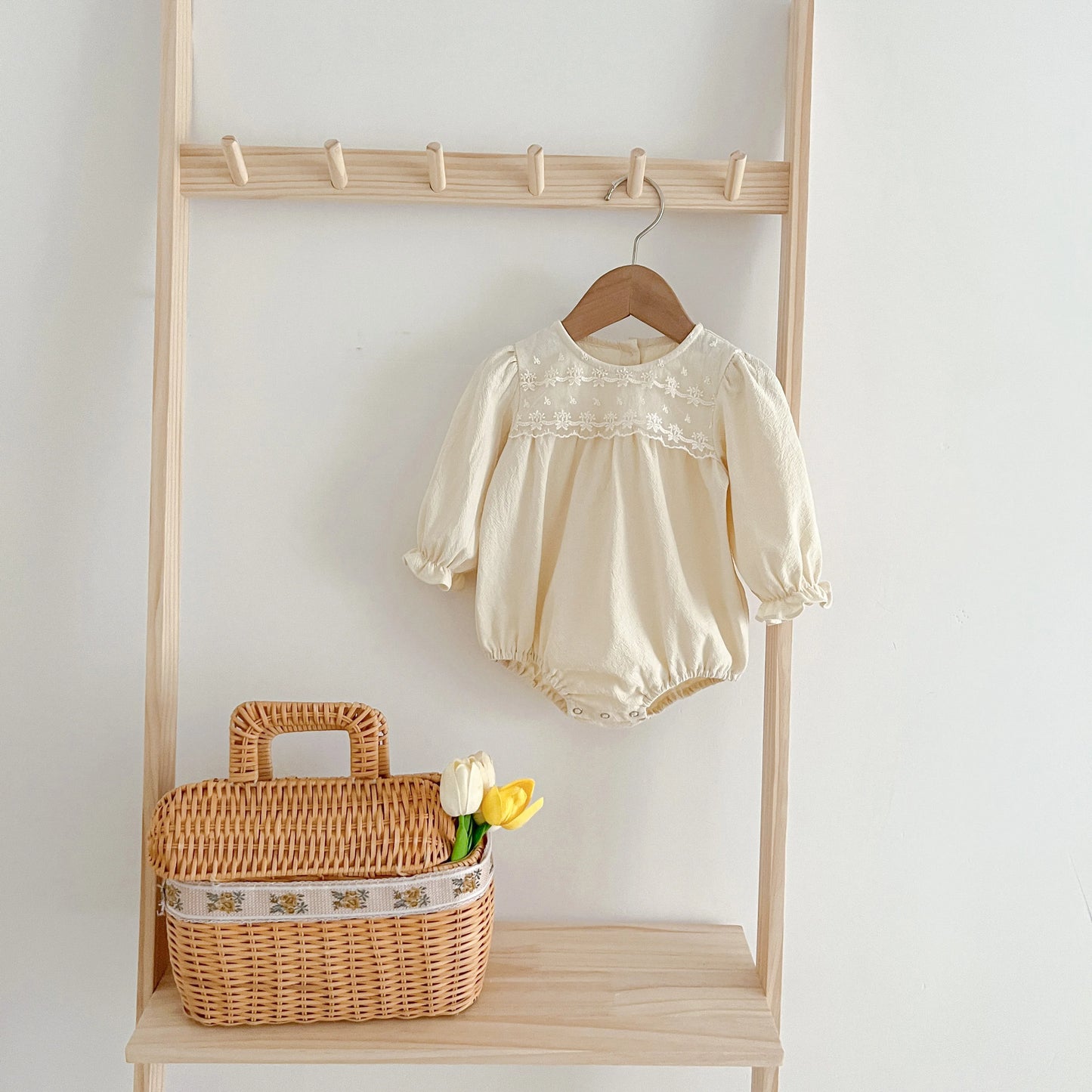 Enterizo para Bebé Niña con Cuello de Encaje – Mono de Algodón de Manga Larga para Primavera y Otoño