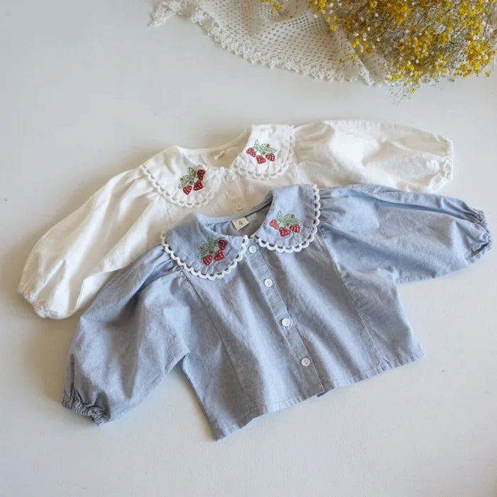 Blusa Infantil para Niña  – Manga Larga con Cuello Camisero y Bordado de Fresas