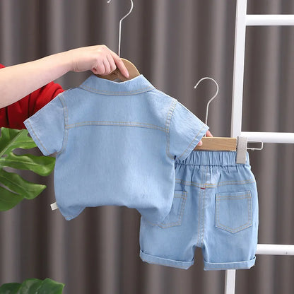 💙 "Pequeño Icono Denim": Conjunto de Verano con Camisa de Doble Botonadura y Pantalones de Mezclilla