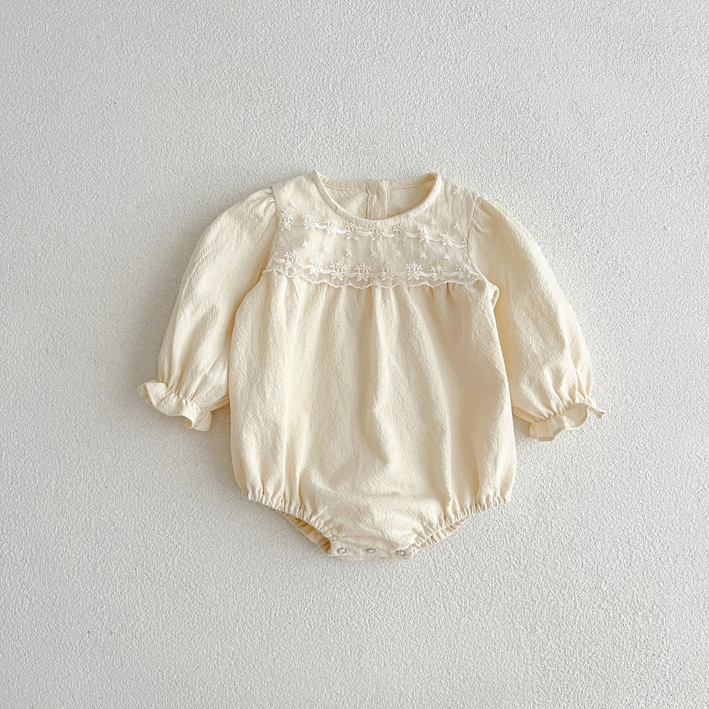 Enterizo para Bebé Niña con Cuello de Encaje – Mono de Algodón de Manga Larga para Primavera y Otoño