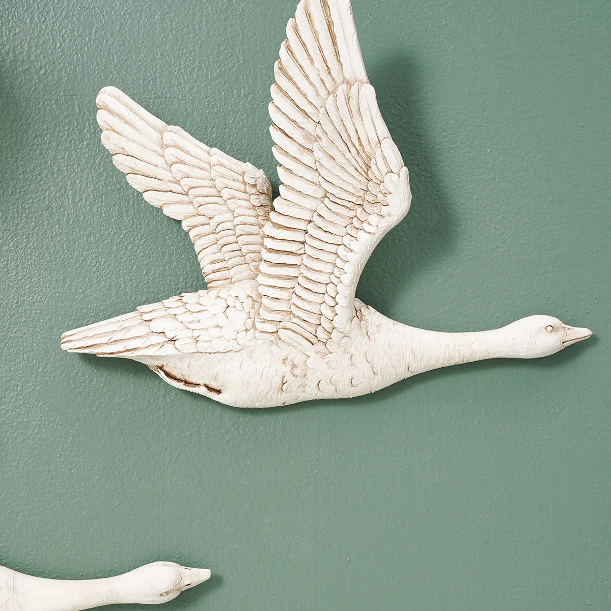 Decoración de Pared en Forma de Ganso en Vuelo – Ornamento Moderno en Resina Dorada y Blanca (1pc