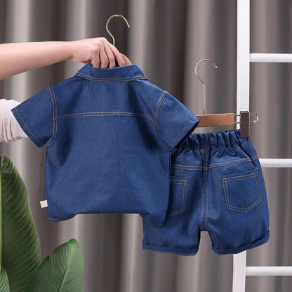 💙 "Pequeño Icono Denim": Conjunto de Verano con Camisa de Doble Botonadura y Pantalones de Mezclilla