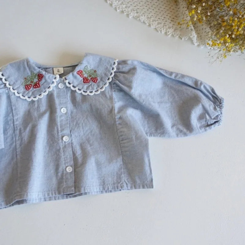 Blusa Infantil para Niña  – Manga Larga con Cuello Camisero y Bordado de Fresas