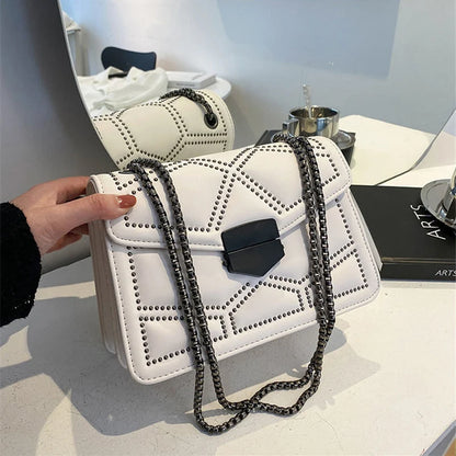 Bolso Pequeño Vintage con Tachuelas y Cadena para Mujer – Bandolera Fashion con Solapa