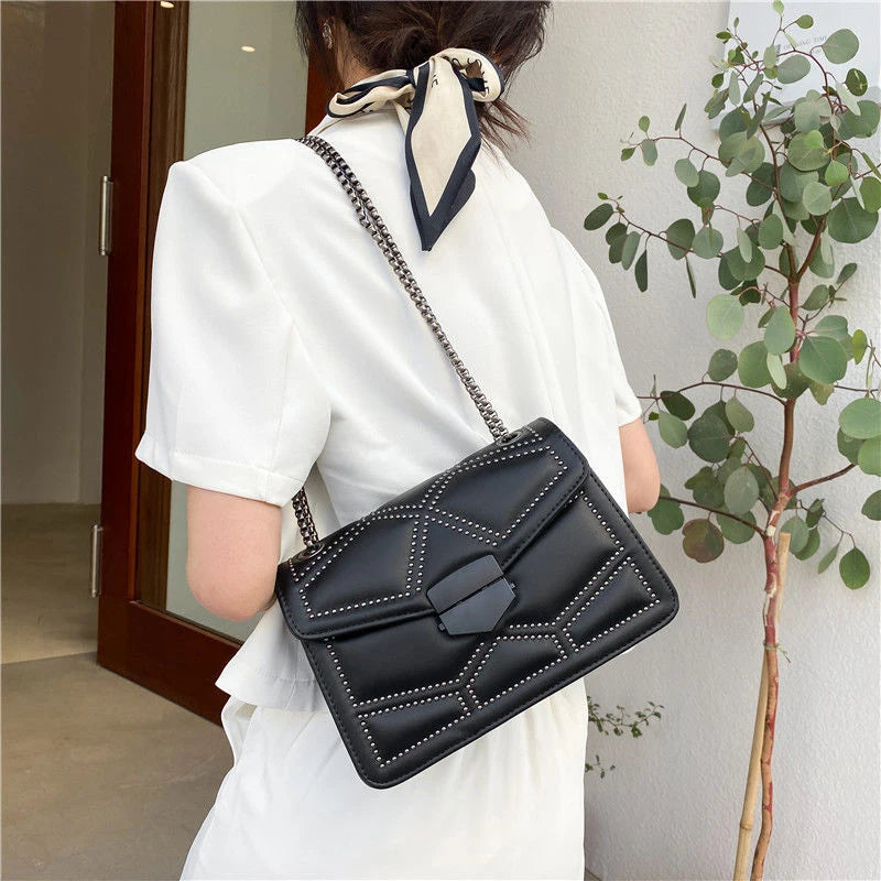 Bolso Pequeño Vintage con Tachuelas y Cadena para Mujer – Bandolera Fashion con Solapa