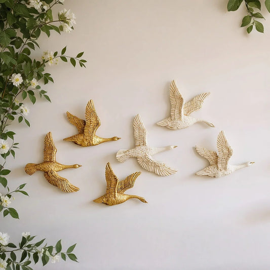 Decoración de Pared en Forma de Ganso en Vuelo – Ornamento Moderno en Resina Dorada y Blanca (1pc