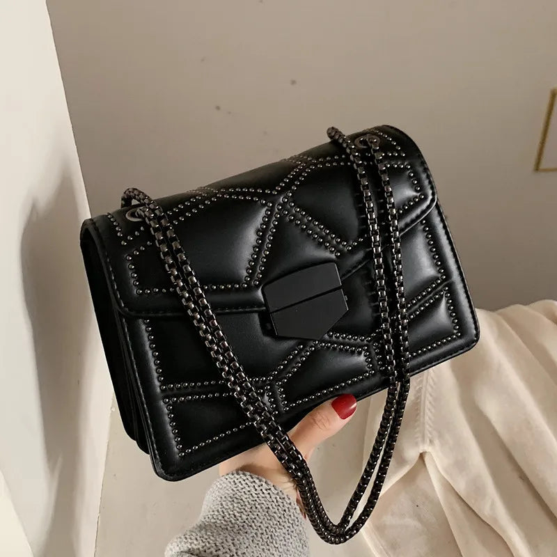 Bolso Pequeño Vintage con Tachuelas y Cadena para Mujer – Bandolera Fashion con Solapa
