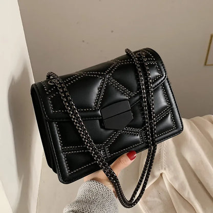 Bolso Pequeño Vintage con Tachuelas y Cadena para Mujer – Bandolera Fashion con Solapa