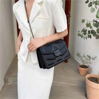 Bolso Pequeño Vintage con Tachuelas y Cadena para Mujer – Bandolera Fashion con Solapa