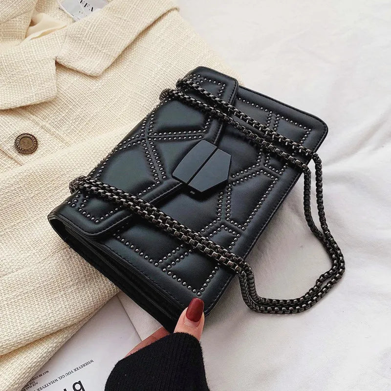 Bolso Pequeño Vintage con Tachuelas y Cadena para Mujer – Bandolera Fashion con Solapa