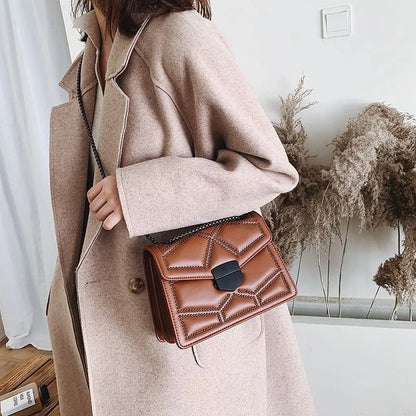 Bolso Pequeño Vintage con Tachuelas y Cadena para Mujer – Bandolera Fashion con Solapa