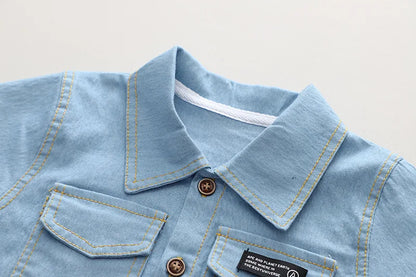 💙 "Pequeño Icono Denim": Conjunto de Verano con Camisa de Doble Botonadura y Pantalones de Mezclilla