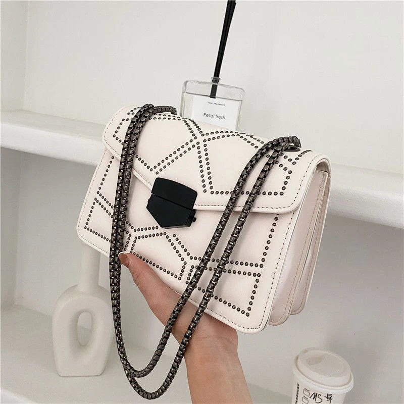 Bolso Pequeño Vintage con Tachuelas y Cadena para Mujer – Bandolera Fashion con Solapa