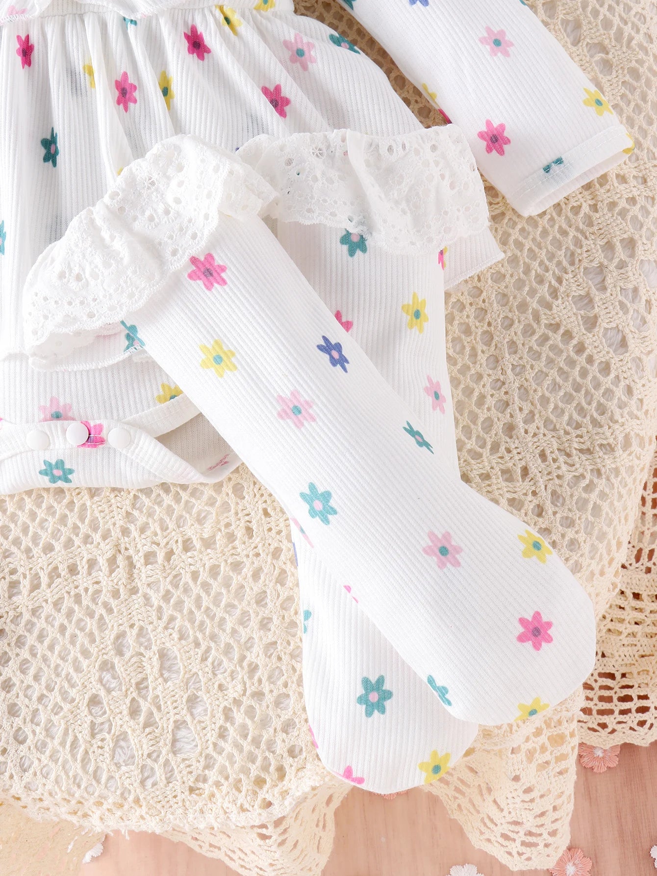 Volantes tipo vestido que le dan un toque elegante y tierno (3 pcs).