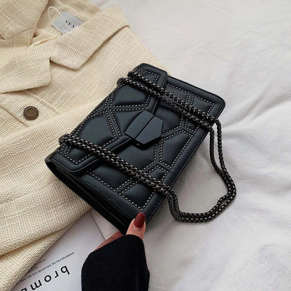 Bolso Pequeño Vintage con Tachuelas y Cadena para Mujer – Bandolera Fashion con Solapa