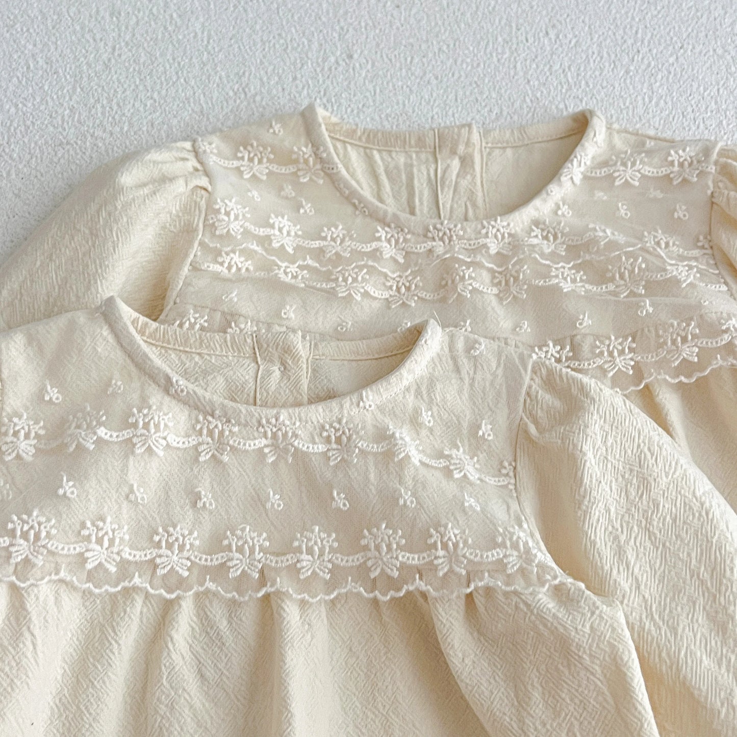 Enterizo para Bebé Niña con Cuello de Encaje – Mono de Algodón de Manga Larga para Primavera y Otoño