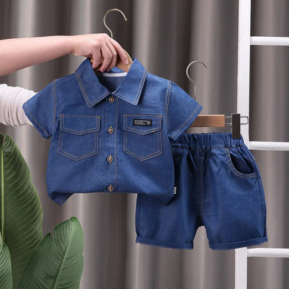 💙 "Pequeño Icono Denim": Conjunto de Verano con Camisa de Doble Botonadura y Pantalones de Mezclilla
