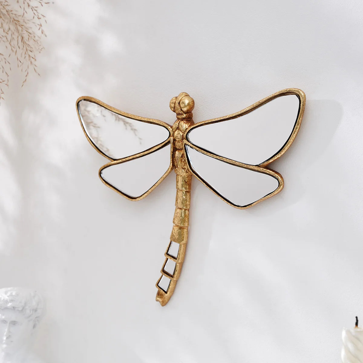 Libélula Decorativa de Resina Dorada con Acabado Espejado