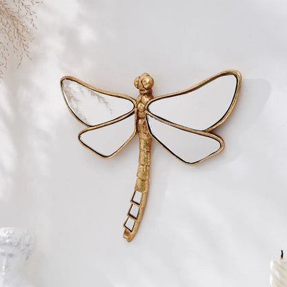 Libélula Decorativa de Resina Dorada con Acabado Espejado
