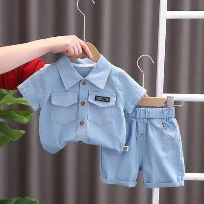 💙 "Pequeño Icono Denim": Conjunto de Verano con Camisa de Doble Botonadura y Pantalones de Mezclilla