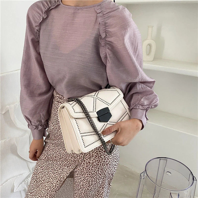 Bolso Pequeño Vintage con Tachuelas y Cadena para Mujer – Bandolera Fashion con Solapa