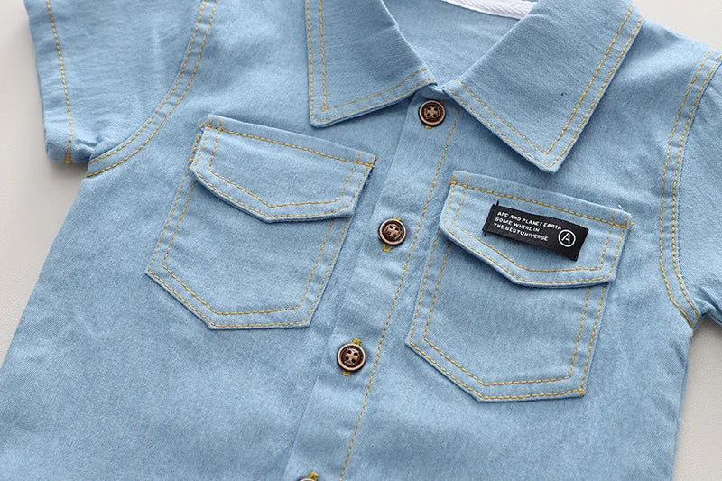 💙 "Pequeño Icono Denim": Conjunto de Verano con Camisa de Doble Botonadura y Pantalones de Mezclilla
