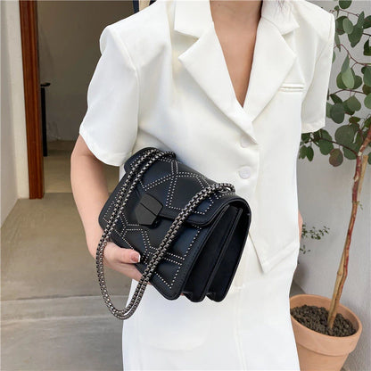 Bolso Pequeño Vintage con Tachuelas y Cadena para Mujer – Bandolera Fashion con Solapa