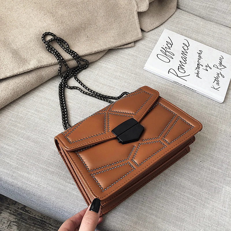 Bolso Pequeño Vintage con Tachuelas y Cadena para Mujer – Bandolera Fashion con Solapa