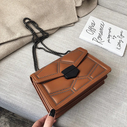 Bolso Pequeño Vintage con Tachuelas y Cadena para Mujer – Bandolera Fashion con Solapa