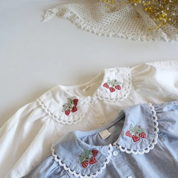 Blusa Infantil para Niña  – Manga Larga con Cuello Camisero y Bordado de Fresas