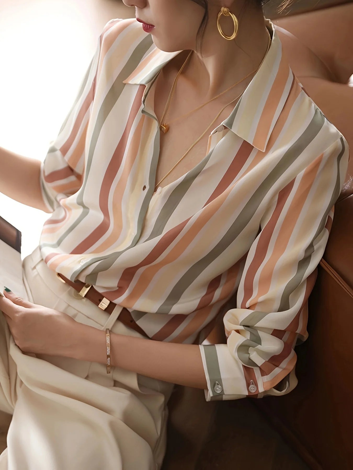✨ Camisa Satinada a Rayas Vintage – Elegancia y Estilo para la Mujer Contemporánea ✨