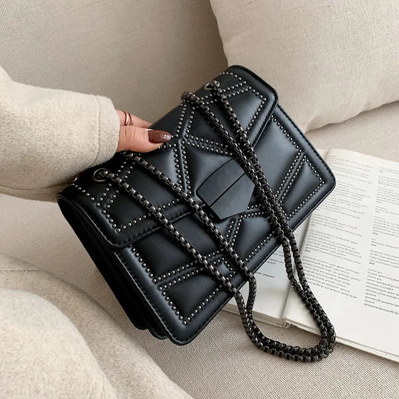 Bolso Pequeño Vintage con Tachuelas y Cadena para Mujer – Bandolera Fashion con Solapa