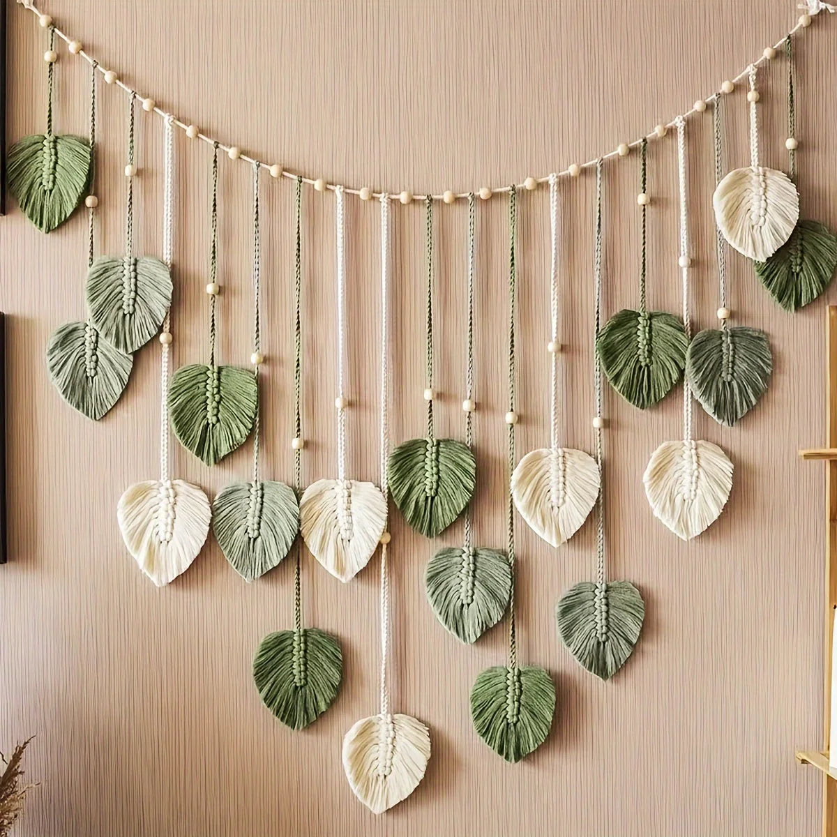 Decoración de Pared Tejida Moderna con Hojas Verdes – Estilo Bohemio Natural