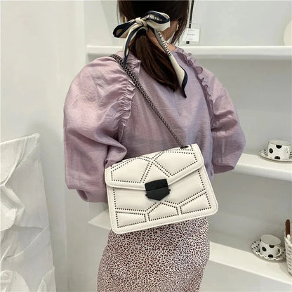 Bolso Pequeño Vintage con Tachuelas y Cadena para Mujer – Bandolera Fashion con Solapa