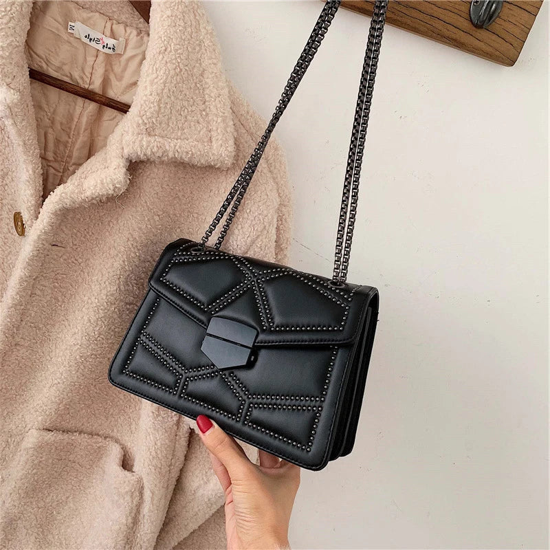 Bolso Pequeño Vintage con Tachuelas y Cadena para Mujer – Bandolera Fashion con Solapa