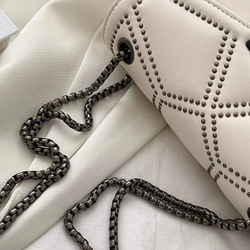 Bolso Pequeño Vintage con Tachuelas y Cadena para Mujer – Bandolera Fashion con Solapa