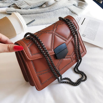 Bolso Pequeño Vintage con Tachuelas y Cadena para Mujer – Bandolera Fashion con Solapa
