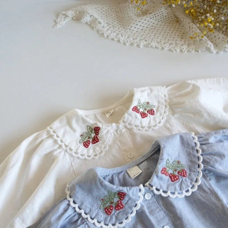 Blusa Infantil para Niña  – Manga Larga con Cuello Camisero y Bordado de Fresas
