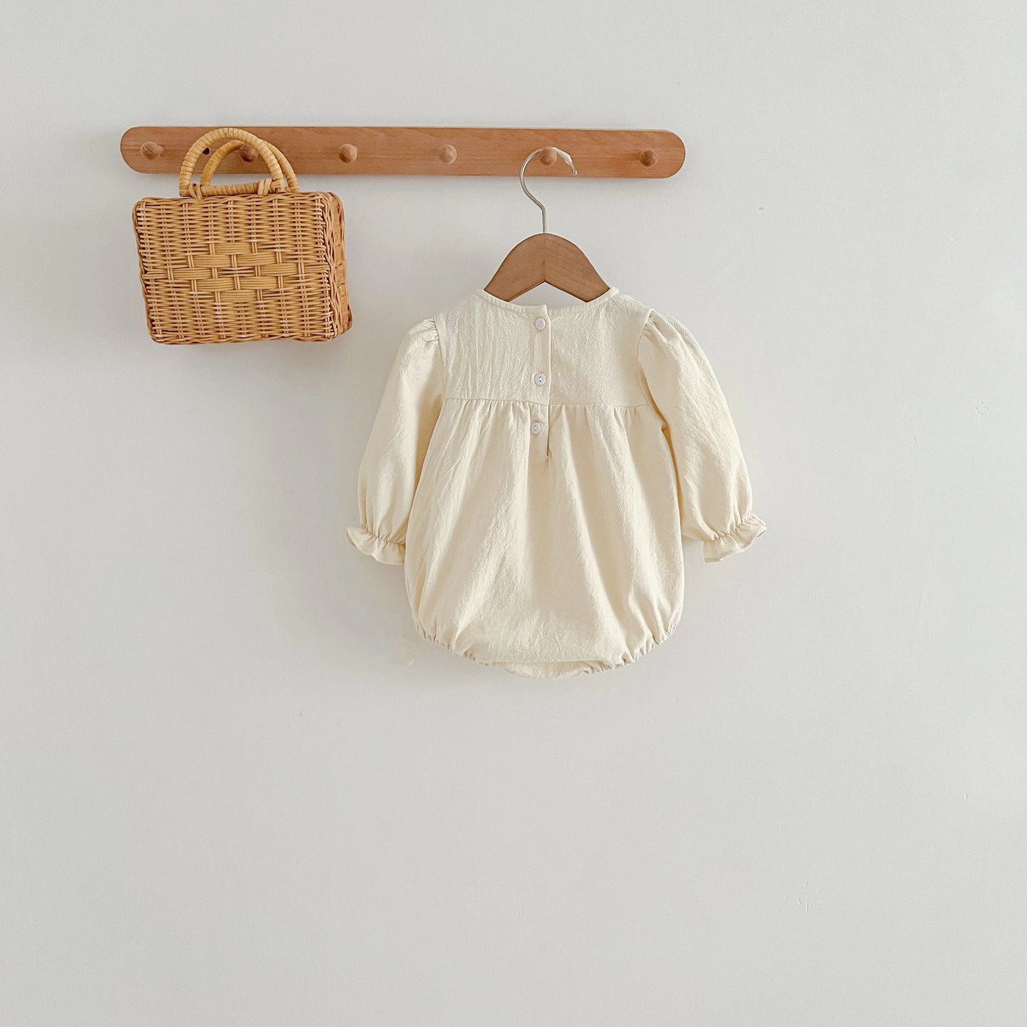 Enterizo para Bebé Niña con Cuello de Encaje – Mono de Algodón de Manga Larga para Primavera y Otoño