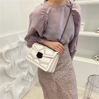 Bolso Pequeño Vintage con Tachuelas y Cadena para Mujer – Bandolera Fashion con Solapa