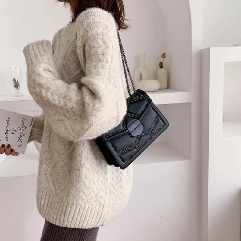 Bolso Pequeño Vintage con Tachuelas y Cadena para Mujer – Bandolera Fashion con Solapa
