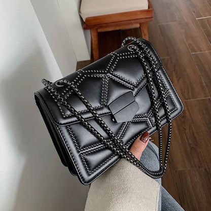 Bolso Pequeño Vintage con Tachuelas y Cadena para Mujer – Bandolera Fashion con Solapa