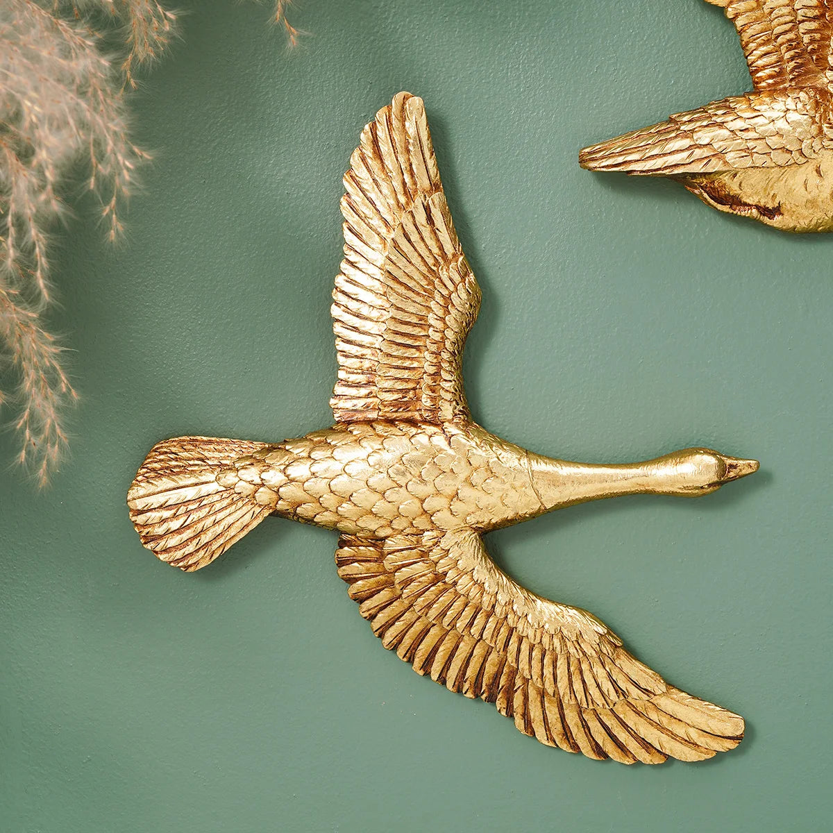 Decoración de Pared en Forma de Ganso en Vuelo – Ornamento Moderno en Resina Dorada y Blanca (1pc