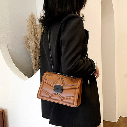Bolso Pequeño Vintage con Tachuelas y Cadena para Mujer – Bandolera Fashion con Solapa